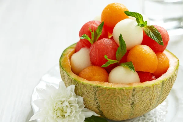 Fruitsalade met watermeloen en meloen ballen — Stockfoto