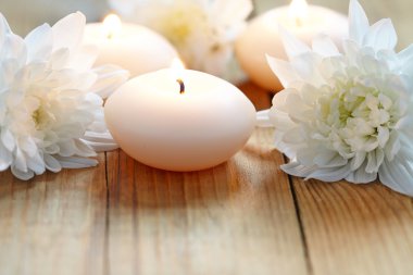 ? andles ve çiçekler