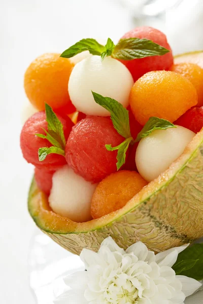 Salada de frutas com bolas de melancia e melão — Fotografia de Stock
