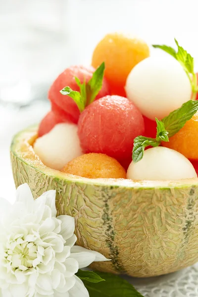 Fruktsallad med vattenmelon och melon bollar — Stockfoto
