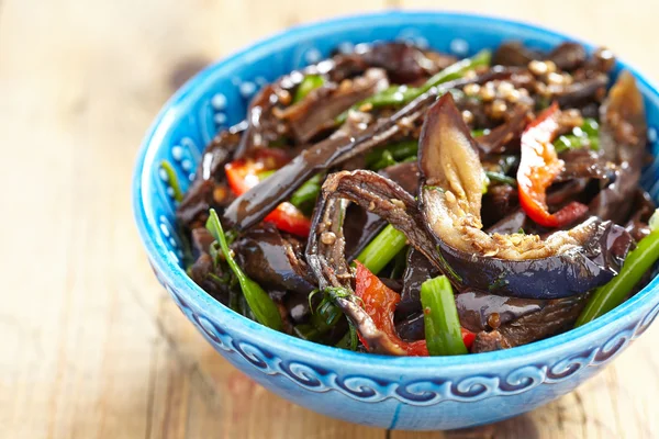 Ensalada de berenjena al horno con pimienta y cebolla verde —  Fotos de Stock