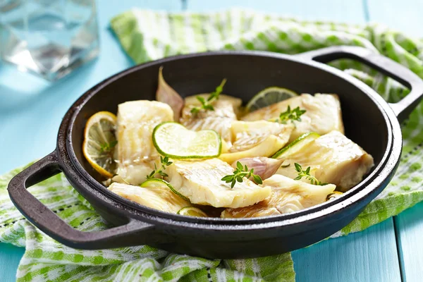 Filete de pescado al horno con lima y ajo — Foto de Stock