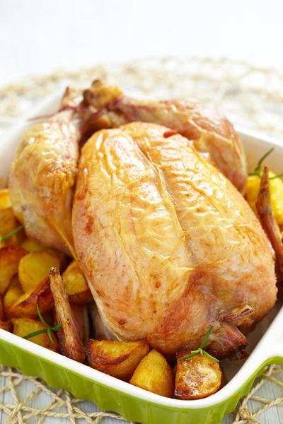 Жареный цыпленок с картошкой — стоковое фото