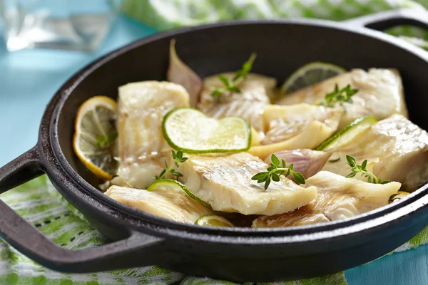 Filetto di pesce al forno con lime e aglio — Foto Stock