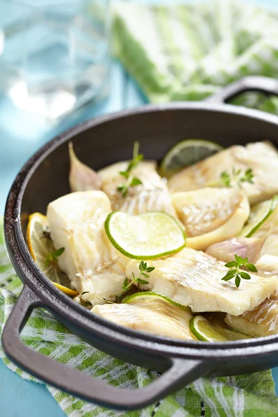 Filet de poisson cuit au four avec citron vert et ail — Photo