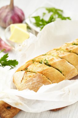 sarımsaklı ekmek otlar ile