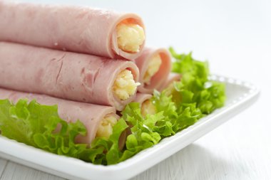 jambon, peynir ve sarımsak ile doldurulmuş rulo