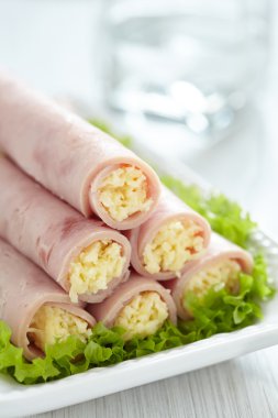 jambon, peynir ve sarımsak ile doldurulmuş rulo