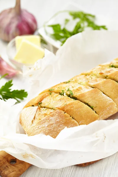 Gebackenes Knoblauchbrot mit Kräutern — Stockfoto