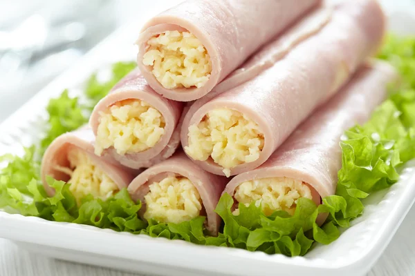 jambon, peynir ve sarımsak ile doldurulmuş rulo