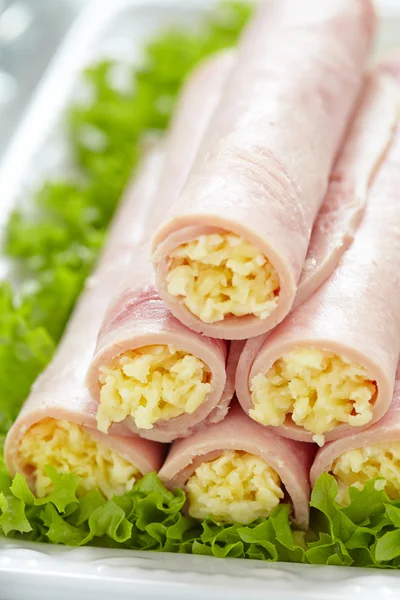 Rouleaux de jambon farcis au fromage et à l'ail — Photo