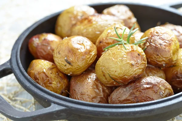 Gebakken aardappelen met rozemarijn — Stockfoto