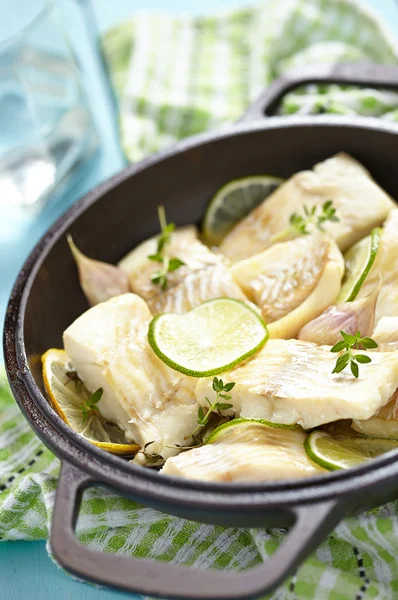 Baked fish fillet with lime and garlic — Stock Photo, Image