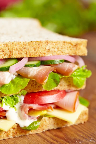 Sandwich with bacon and vegetables — Stock Photo, Image