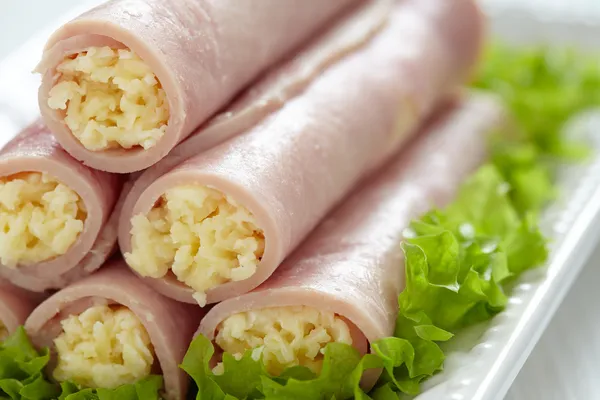 Rolos de presunto recheados com queijo e alho — Fotografia de Stock