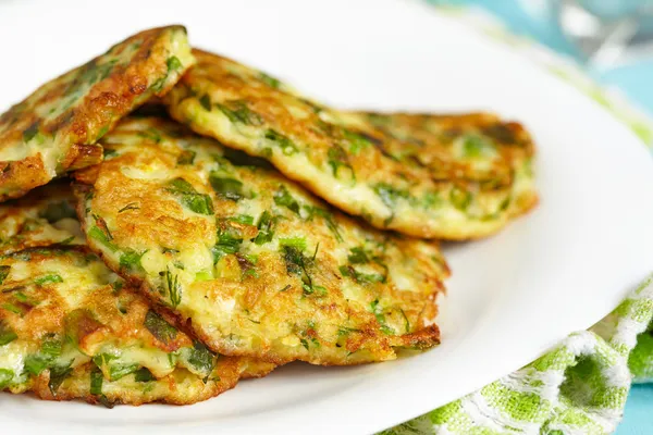 Gröna pannkakor med zucchini och örter — Stockfoto