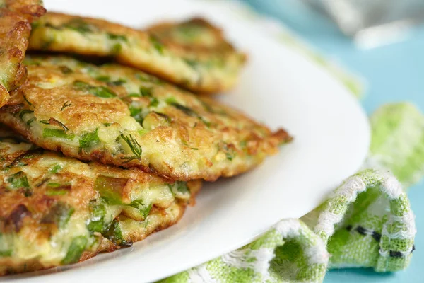 Grüne Pfannkuchen mit Zucchini und Kräutern — Stockfoto