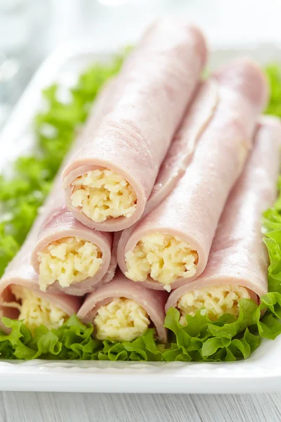 Rolos de presunto recheados com queijo e alho — Fotografia de Stock