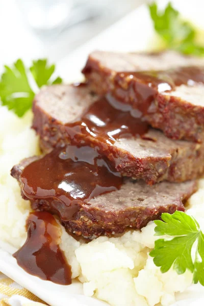 Köttfärslimpa med brunsås — Stockfoto