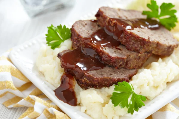 Gehaktbrood met bruine saus — Stockfoto