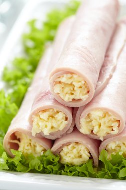 jambon, peynir ve sarımsak ile doldurulmuş rulo