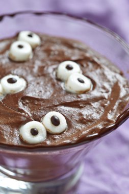Cadılar Bayramı için marshmallow ile Çikolatalı puding
