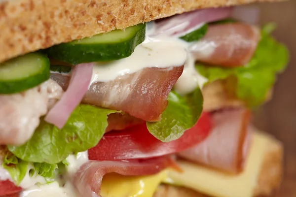 Sandwich met spek en groenten — Stockfoto