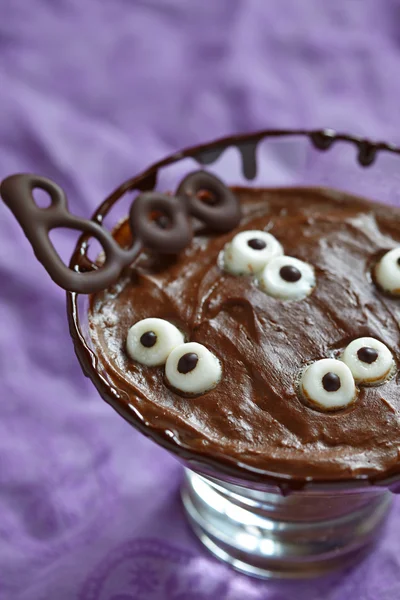 Pudim de chocolate com marshmallow para Halloween — Fotografia de Stock