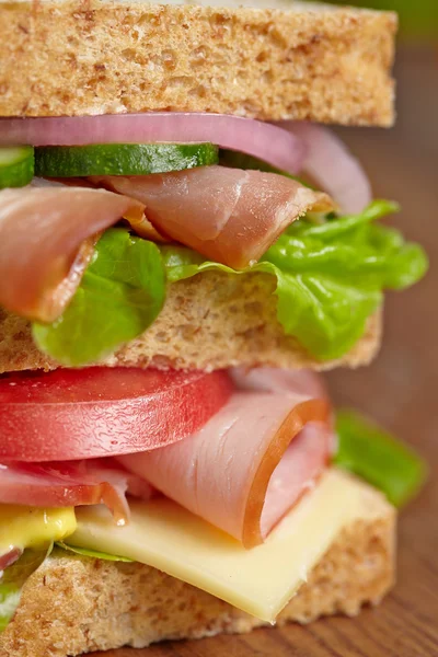 Sandwich with bacon and vegetables — Stock Photo, Image