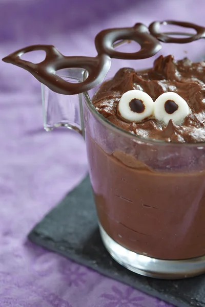 Pudim de chocolate com marshmallow para Halloween — Fotografia de Stock