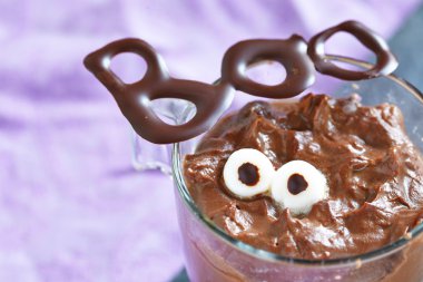 Cadılar Bayramı için marshmallow ile Çikolatalı puding