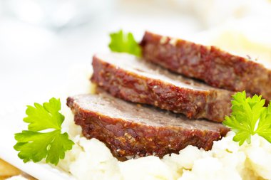 rulo köfte kahverengi sos ile