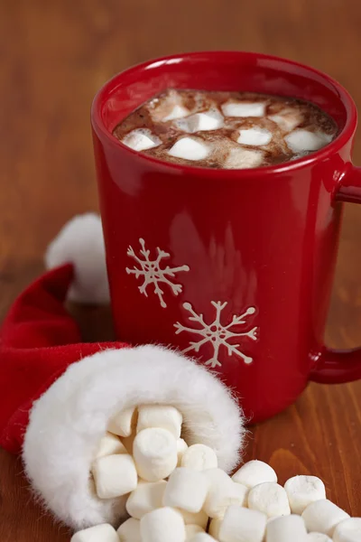 Canecas vermelhas com chocolate quente e marshmallows — Fotografia de Stock