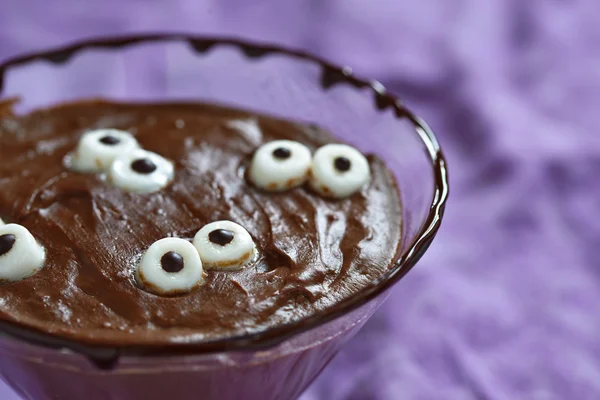 Schokoladenpudding mit Marshmallow zu Halloween — Stockfoto