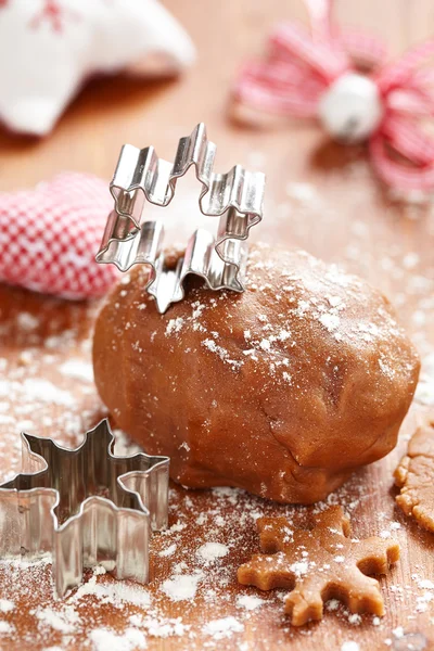 Gingerbread dough and snowflake cutter — Stock Photo, Image