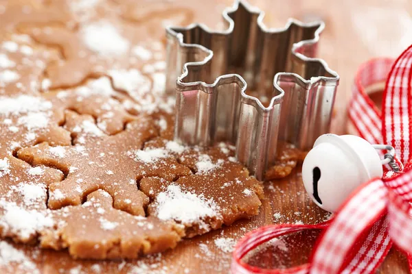 Hacer galletas de jengibre para Navidad —  Fotos de Stock