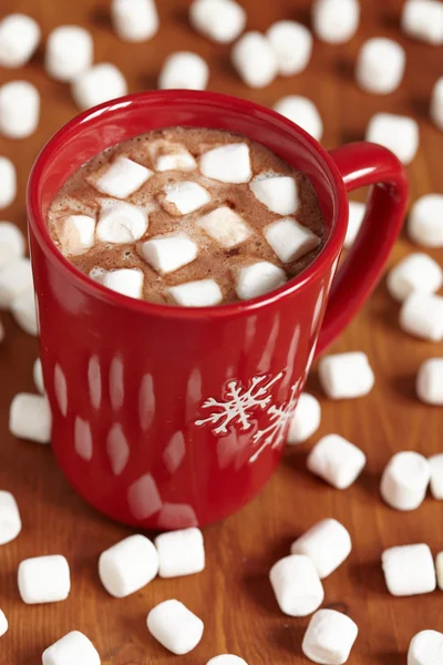 ホット チョコレートとマシュマロと赤いマグカップ — ストック写真