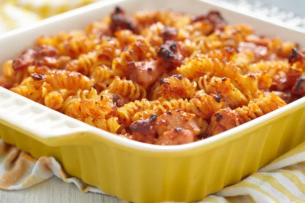 Baked macaroni, chicken, cheese and tomato sauce — Stock Photo, Image