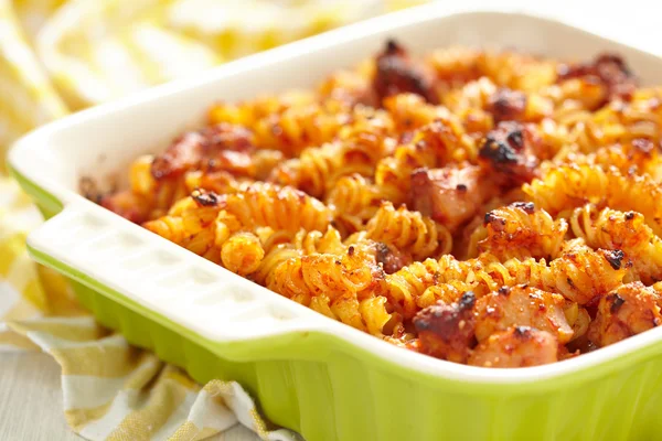 Baked macaroni, chicken, cheese and tomato sauce — Stock Photo, Image