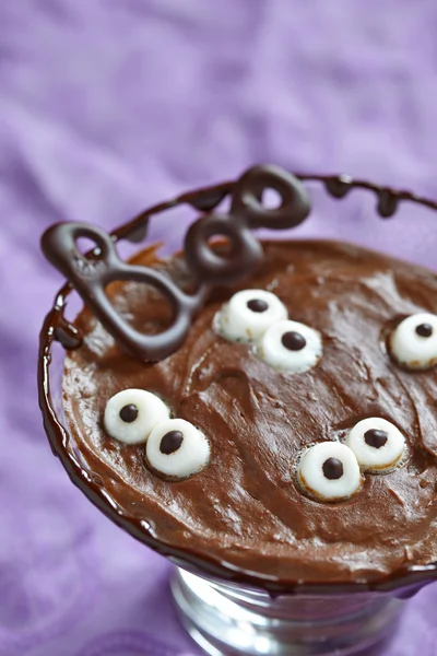 Pudim de chocolate com marshmallow para Halloween — Fotografia de Stock