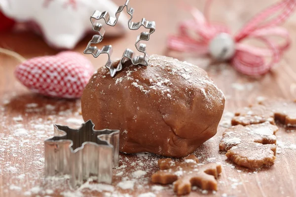 Lebkuchenteig und Schneeflockenausstecher — Stockfoto