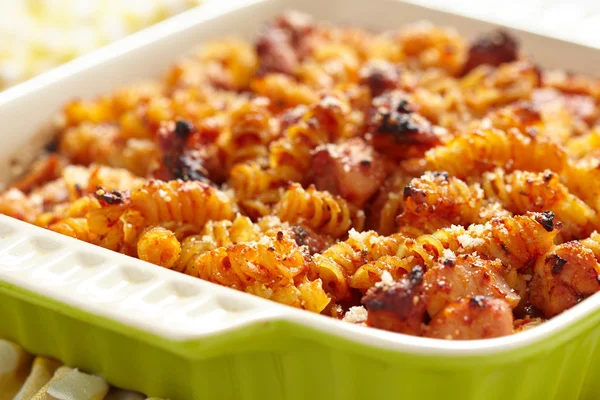 Baked macaroni, chicken, cheese and tomato sauce — Stock Photo, Image