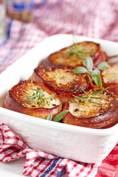 Bife de porco assado embrulhado em bacon — Fotografia de Stock