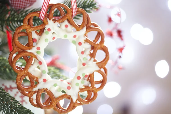 Juldekoration med pretzels krans — Stock fotografie