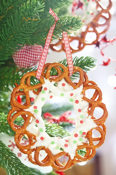 Décoration de Noël avec couronne de bretzels — Photo