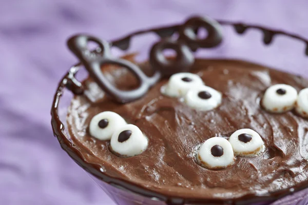 Čokoládový pudink s marshmallow na halloween — Stock fotografie