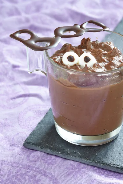 Schokoladenpudding mit Marshmallow zu Halloween — Stockfoto