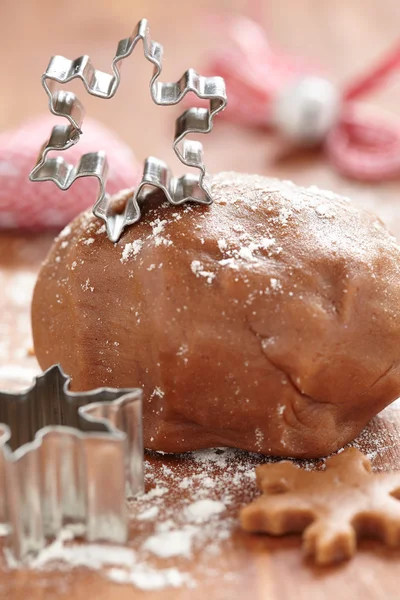 Gingerbread dough and snowflake cutter — Stock Photo, Image