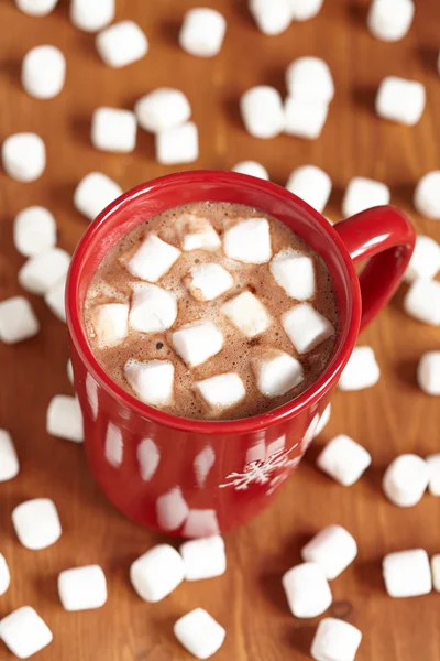 Röda muggar med varm choklad och marshmallows — Stockfoto