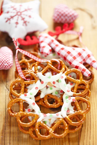 Décoration de Noël avec couronne de bretzels — Photo